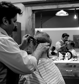 A barber cutting hair - Source: Pixabay 