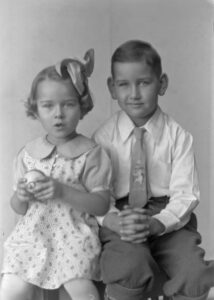 Photo of Roscoe & Joan Smith, circa 1934 (ages 7 & 4).