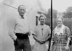 Probably a photo of  Herbert and Helena (Morris) Hodsdon Possibly including Minnie Curtis.