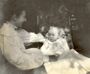 Photo of Frances (Hinkley) Quinby with her first son, Frank, in 1904.