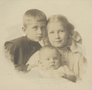 A photo of Elbert, Eleanor, & Margaret Hinkley Gruver - Fall 1911.