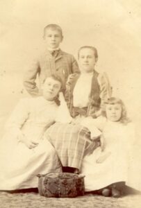 Photo of four Hinkley Children, including Florence, Philip & Helen.