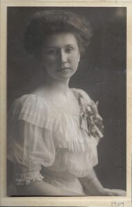 Photo of Helen Hartwell Hinkley in 1907