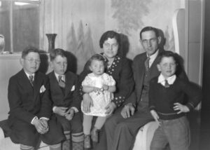 Photo of Earl and Carolyn (née Crawford) Blackwell with their four children in 1934.