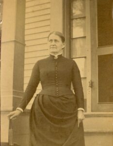 Photo of Julia Warner (Read) Dyer, circa 1900.