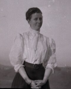 Photo of Eleanor (Hinkley) Kinney, c. 1909.